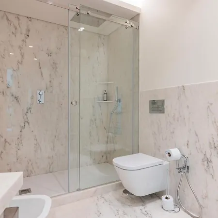 Deluxe In Center By Lovelystay Apartment *